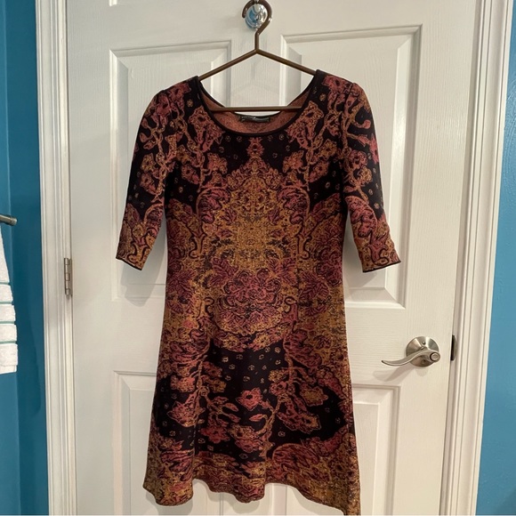 Fit: Fitted
· Pima Cotton (99%), Metallic Thread (1%)
· Handwash/Dry Clean - Picture 1 of 5